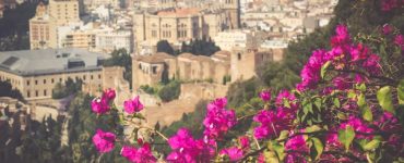 Panoramiczny widok na najpiękniejsze atrakcje turystyczne w Hiszpanii, w tym Montserrat, Park Guell, Wyspy Kanaryjskie, Sewilla, Costa Brava, Madryt, Flamenco w Andaluzji, Sagrada Familia, Alhambra i Barcelona.